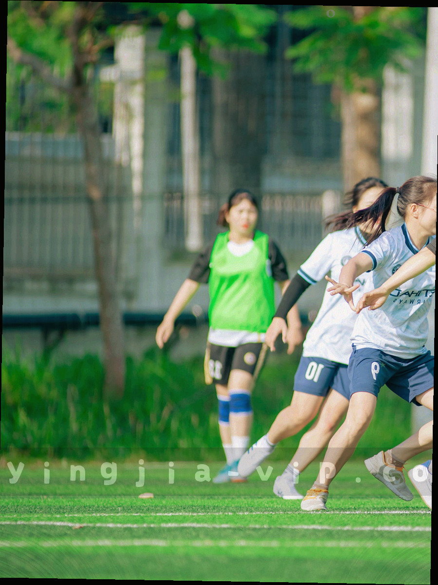 深色清单界面局部，五行待勾选条目配等宽编号